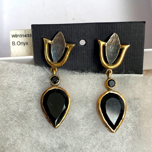 Jewelry - NWT Silver earrings w Black Onyx stone.